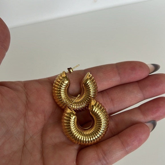 NWT Gold Tone Moon Shaped Hoop Earrings 5/$25 - Picture 4 of 6